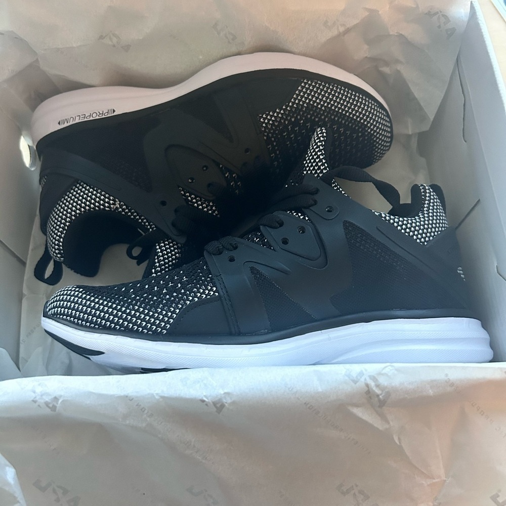 NWT Athletic Propulsion Labs APL Women's Ascend Sneakers- Blsck/ White Size 5 - Picture 2 of 10